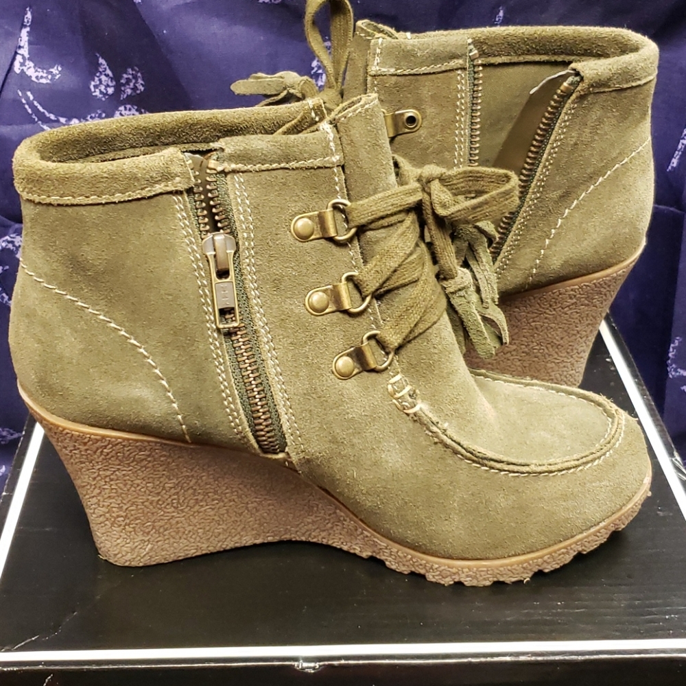 Boots - Picture 2 of 3